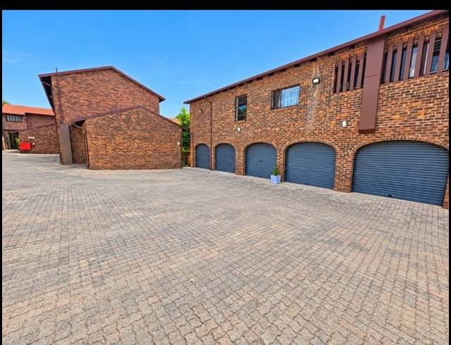 4 BEDROOM TOWNHOUSE FOR SALE IN BROMHOF